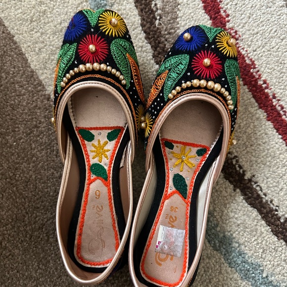 Pakistani like new girls shoes size 5 - Picture 2 of 3